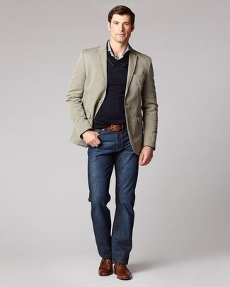 Des bottines chukka à porter avec un blazer olive