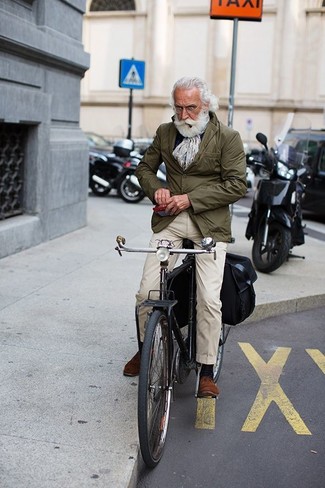 Comment porter un blazer olive après 60 ans