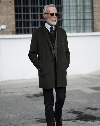 Comment porter un blazer olive après 60 ans