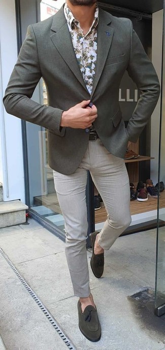 Une chemise à manches courtes à porter avec un blazer olive