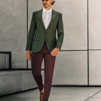 Une chemise à manches courtes à porter avec un blazer olive