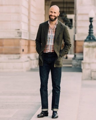 Une chemise à manches courtes à porter avec un blazer olive