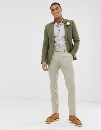 Une chemise à manches courtes à porter avec un blazer olive