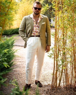 Une chemise à manches courtes à porter avec un blazer olive