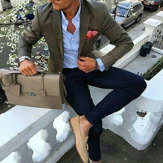 Des mocassins à pampilles à porter avec un blazer olive