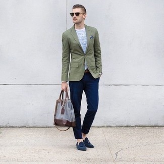 Des mocassins à pampilles à porter avec un blazer olive