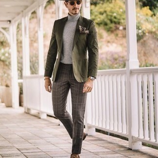 Des mocassins à pampilles à porter avec un blazer olive