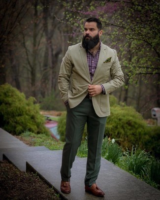Des mocassins à pampilles à porter avec un blazer olive