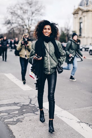 Comment porter un blouson aviateur olive quand il fait frais