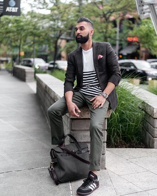 Comment porter une serviette olive pour un style decontractés quand il fait chaud
