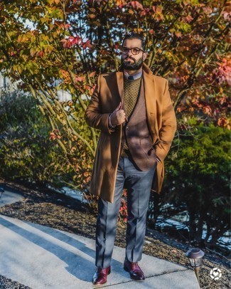 Comment porter un pull torsadé olive quand il fait froid