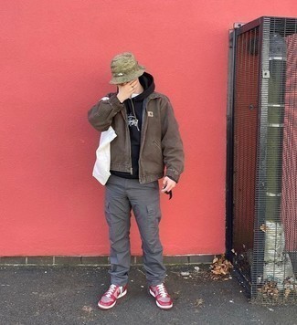 Comment porter un bob camouflage olive