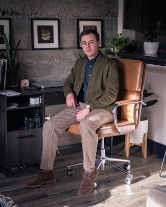 Comment porter un cardigan olive en automne