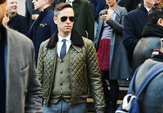 Comment porter un cardigan olive en automne