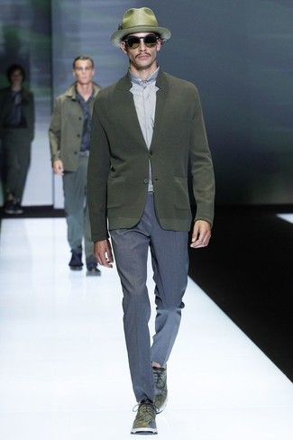 Comment porter un cardigan olive en automne
