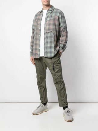 Des chaussures de sport à porter avec un pantalon cargo olive