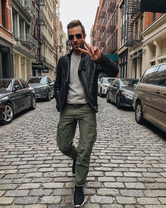 Des chaussures de sport à porter avec un pantalon cargo olive