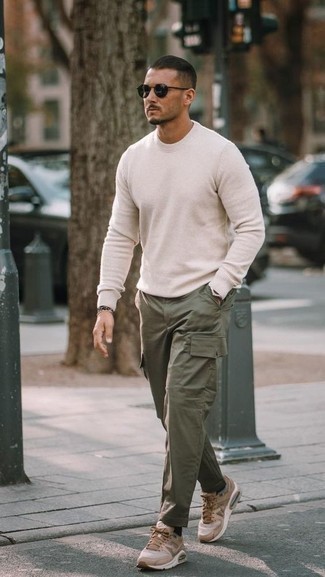 Des chaussures de sport à porter avec un pantalon cargo olive