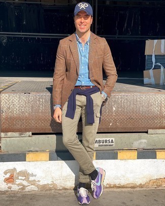Des chaussures de sport à porter avec un pantalon cargo olive pour un style chic decontractés