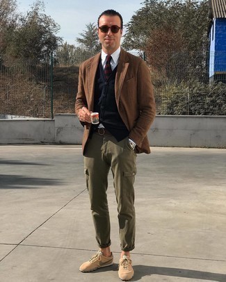 Des chaussures de sport à porter avec un pantalon cargo olive pour un style chic decontractés