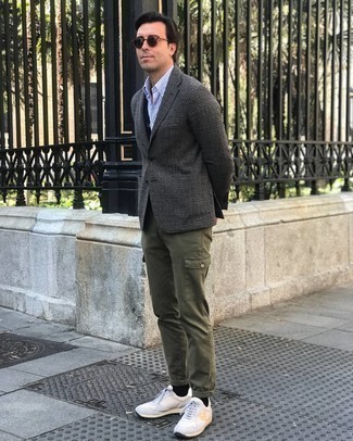 Des chaussures de sport à porter avec un pantalon cargo olive pour un style chic decontractés