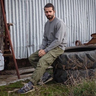 Des chaussures de sport à porter avec un pantalon cargo olive