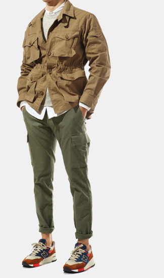 Des chaussures de sport à porter avec un pantalon cargo olive