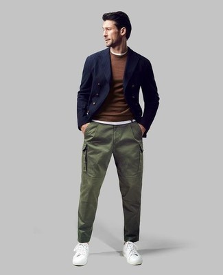 Un blazer à porter avec un pantalon cargo olive