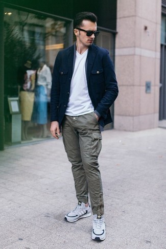 Un blazer à porter avec un pantalon cargo olive