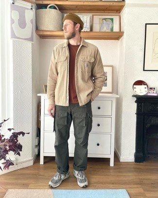 Comment porter un pantalon cargo olive