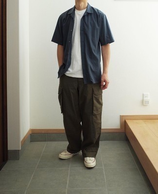 Comment porter un pantalon cargo olive