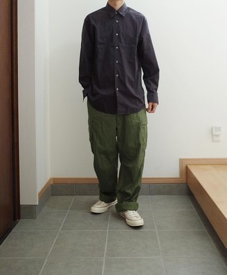 Comment porter un pantalon cargo olive en été