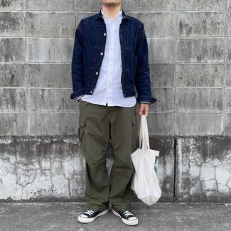 Comment porter un pantalon cargo olive en été
