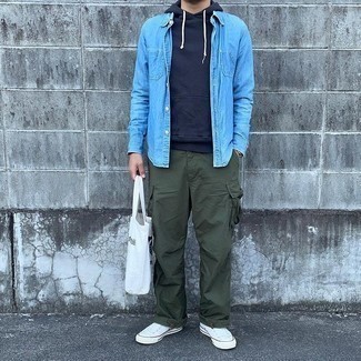 Comment porter un pantalon cargo olive
