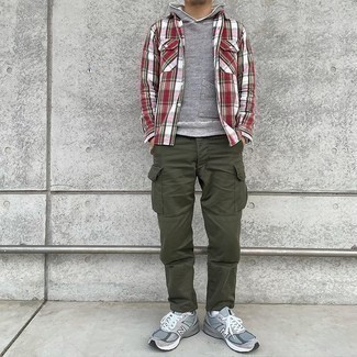 Comment porter un pantalon cargo olive