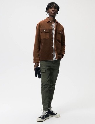 Comment porter un pantalon cargo olive à l'adolescence