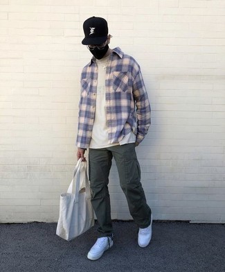 Comment porter un pantalon cargo olive à l'adolescence