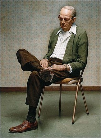 Comment porter un pantalon cargo olive en été après 60 ans