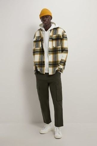 Comment porter un pantalon cargo olive