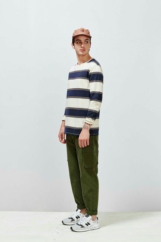 Comment porter un pantalon cargo olive à l'adolescence