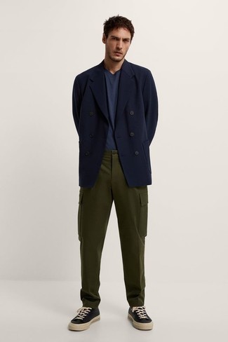 Comment porter un pantalon cargo olive