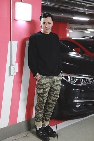 Comment porter un pantalon cargo olive à l'adolescence