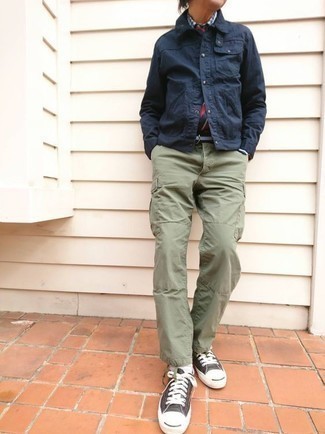 Comment porter un pantalon cargo olive