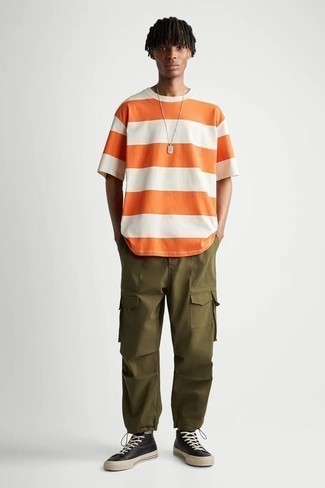 Comment porter un pantalon cargo olive à l'adolescence