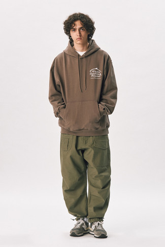 Comment porter un pantalon cargo olive au printemps