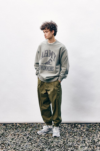 Comment porter un pantalon cargo olive au printemps