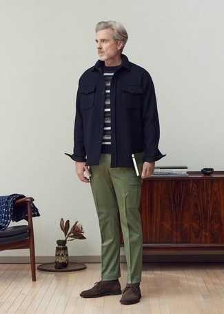 Comment porter un pantalon cargo olive après 50 ans