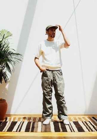 Comment porter un pantalon cargo olive en été