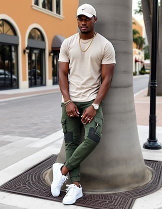 Comment porter un pantalon cargo olive en été
