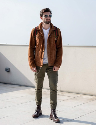 Comment porter un pantalon cargo olive